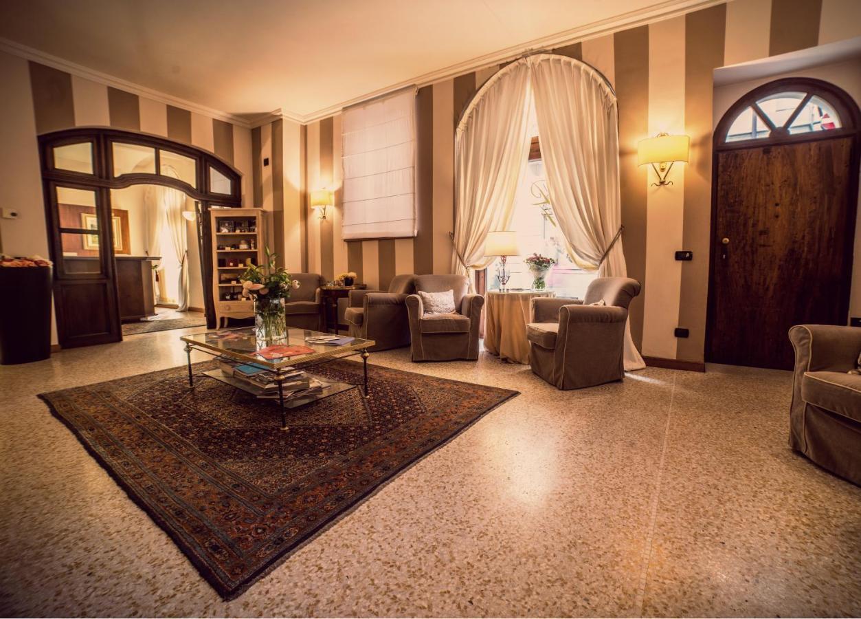 Palazzo Finati Bed & Breakfast Alba  Eksteriør bilde