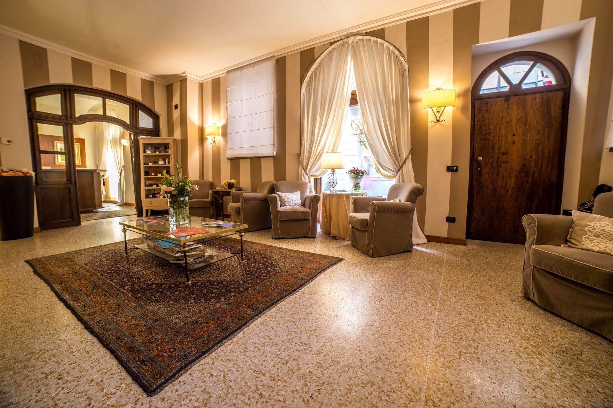 Palazzo Finati Bed & Breakfast Alba  Eksteriør bilde